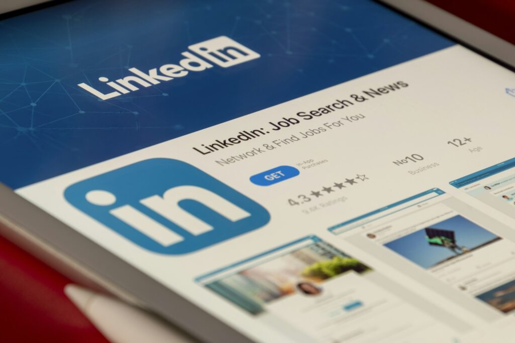 Aplikasi LinkedIn tampil di layar tablet