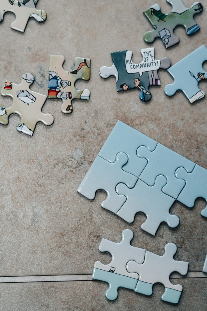 Potongan puzzle putih di atas meja marmer