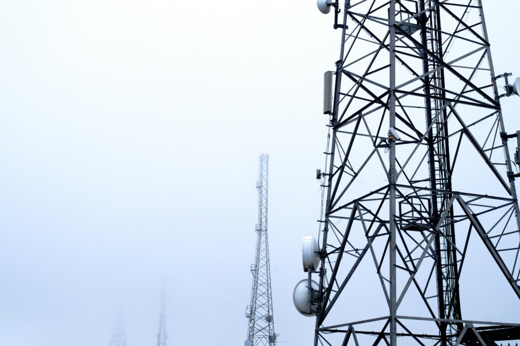 Menara dengan beberapa antena telekomunikasi
